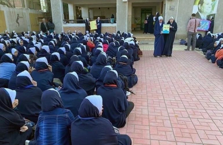 إسدال.. زي موحد لطالبات مدرسة إعدادية يثير الجدل في مصر