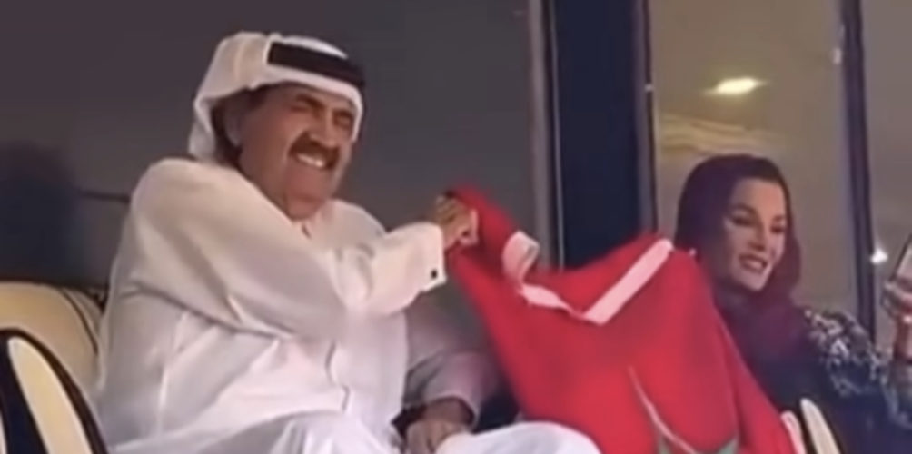 رفقة زوجها الأمير الشيخ حمد بن خليفة.. الشيخة موزا تُشجع المنتخب الوطني