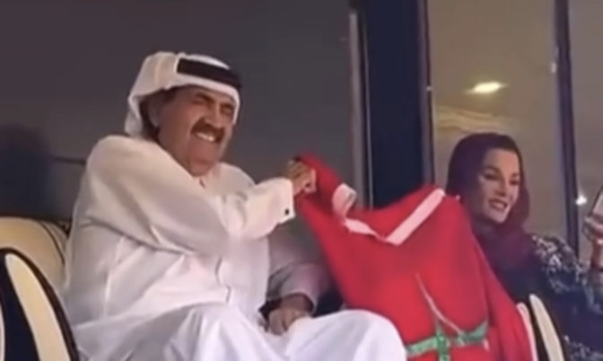 رفقة زوجها الأمير الشيخ حمد بن خليفة.. الشيخة موزا تُشجع المنتخب الوطني