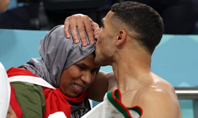 مرضي ميمتو.. قبلة حكيمي لوالدته بعد فوز المنتخب الوطني تشعل مواقع التواصل الاجتماعي (صورة)