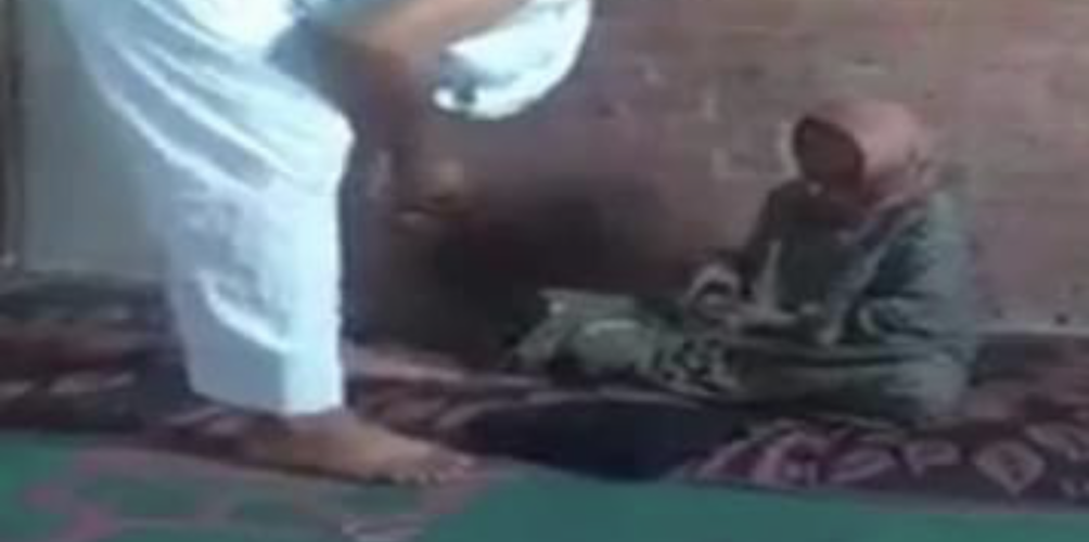 وحشية.. فيديو لرجل يُعذب والدته المسنة بالضرب بآلة حادة يثير غضب رواد مواقع التواصل الاجتماعي