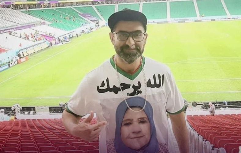 لاستحضار ذكراها.. قصة مشجع مغربي ارتدى قميصا يحمل صورة والدته التي توفيت قبل انطلاق مونديال قطر
