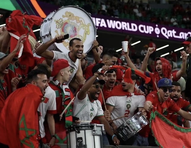 فخر وفرح.. الجماهير العربية والإفريقية تشيد بأداء المنتخب المغربي في كأس العالم