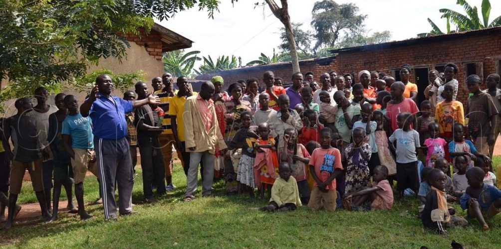 أنجب 102 طفلاً من 12 زوجة ولديه 568 حفيداً.. مزارع يناشد حكومته لمساعدته