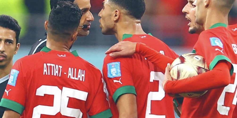 بعد احتجاجه على حكم المباراة القطري.. مغاربة يصفون حكيمي بـ »البطل » ويعبرون عن افتخارهم بالـ »أسود »