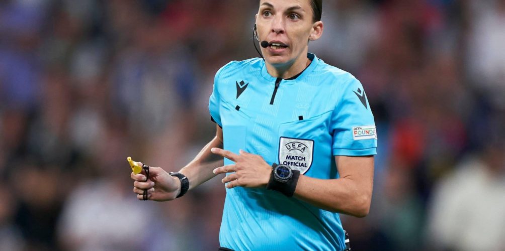 دخلت التاريخ.. فرنسية تصبح أول امرأة تقود مباراة كرة قدم للرجال في المونديال ونشطاء يحتفون بها (صور)