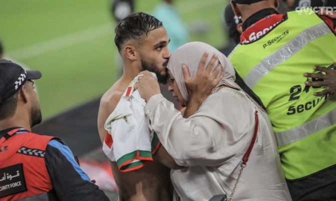 بعد التأهل.. بوفال يقبل رأس والدته فرحا