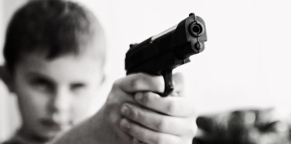 لأنها رفضت شراء سماعة له.. طفل في العاشرة من العمر يقتل والدته بدم بارد