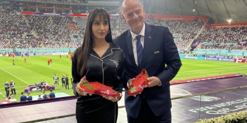 القوة الناعمة وتمغربيت.. نورة فتحي تهدي رئيس الفيفا حذاءً رياضيا بلوني العلم الوطني وصافرة (فيديو)