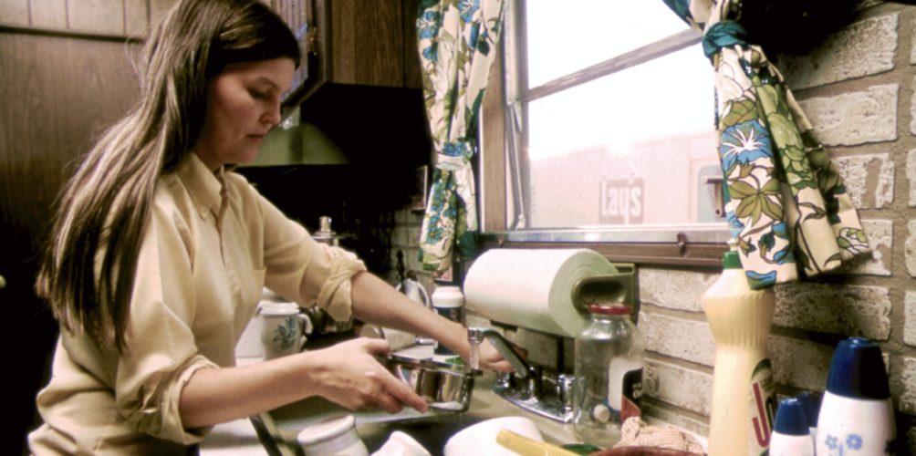 تقرير: النساء العاملات أقل نسبيا من حيث القيام بالأعمال المنزلية مقارنة بربات البيوت