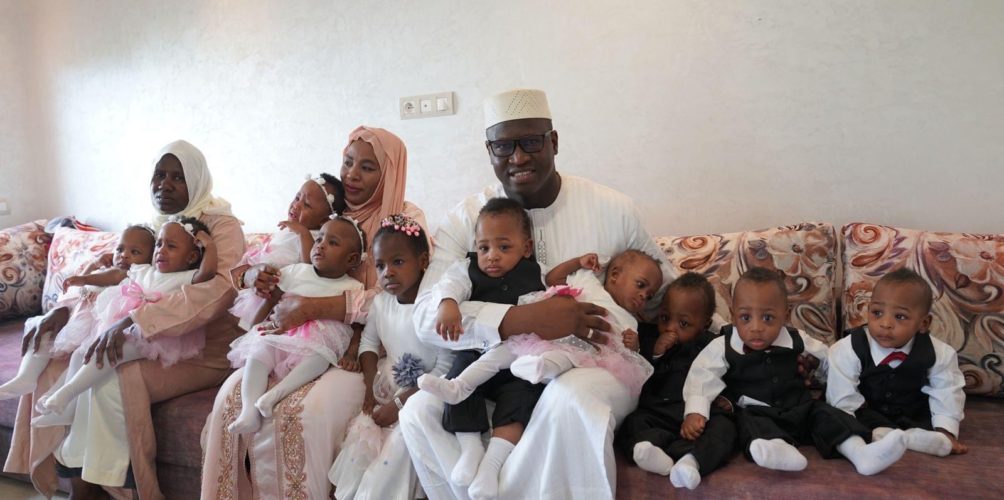 بعد حوالي عام ونصف في المغرب.. الأم المالية التي أنجبت تسعة توائم تعود إلى مالي