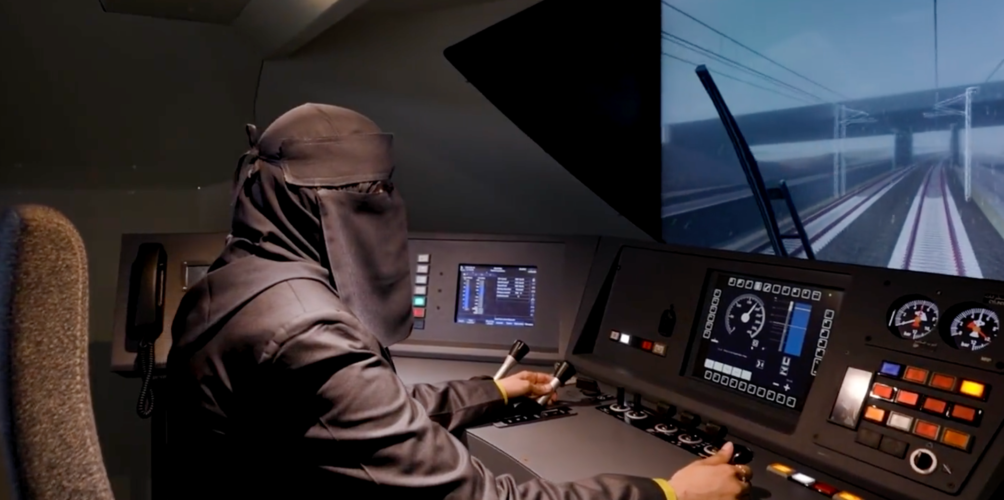 لأول مرة.. تخريج دفعة من السيدات لقيادة قطار الحرمين السريع في السعودية