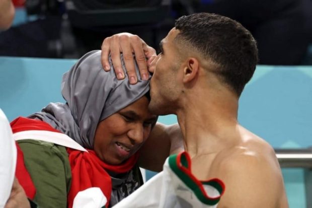 وسط ساكنة مدينته.. استقبال خاص لأشرف حكيمي في القصر الكبير