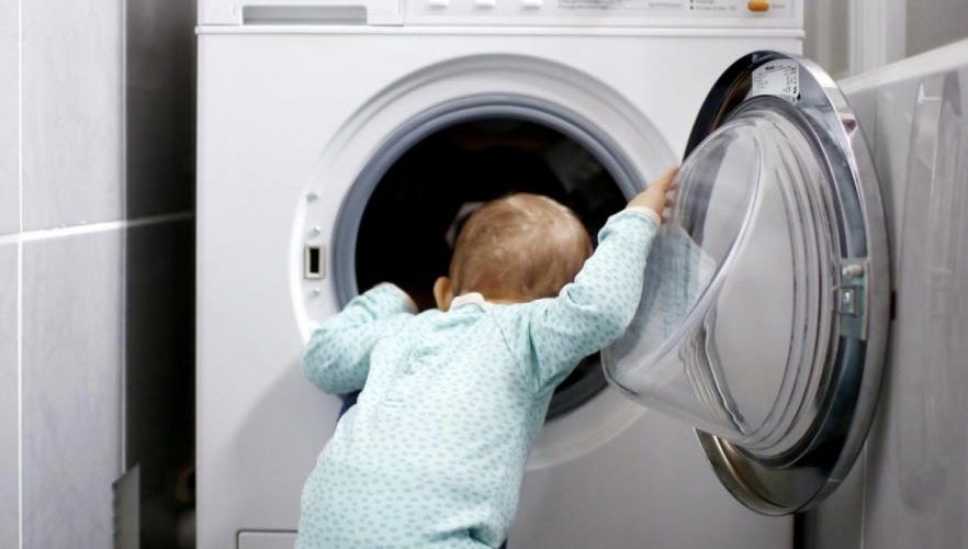 عُثر عليها داخل غسالة ملابس.. وفاة طفلة عمرها 3 سنوات بطريقة غريبة