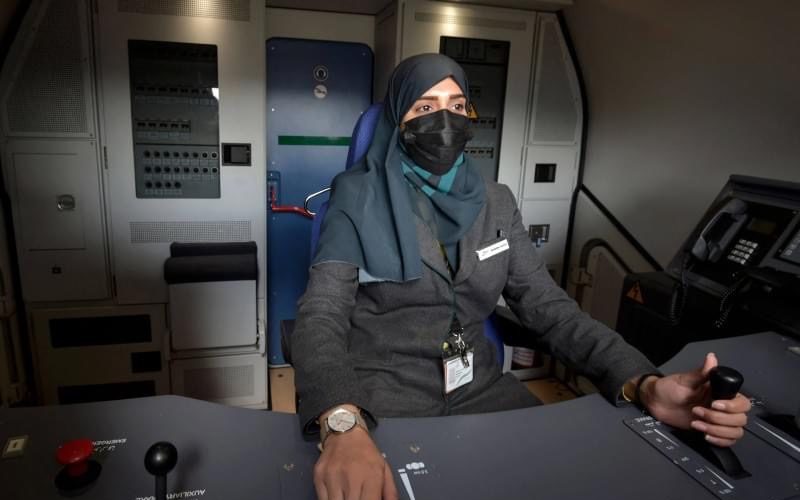 سابقة في السعودية.. نساء يقدن قطارات نقل الحجاج إلى مكة والمدينة