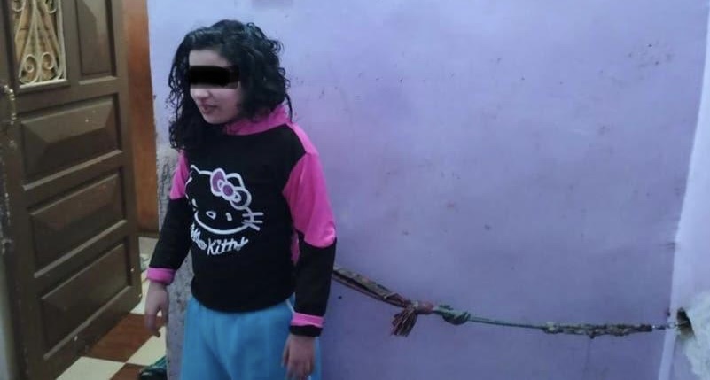 مأساة حقيقية.. فتاة تعيش مقيدة في منزلها بسلاسل حديدية لمنعها من قتل نفسها