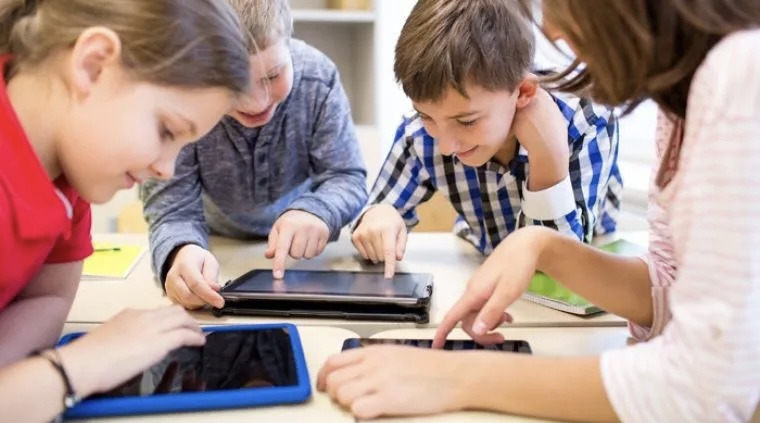 عواقب طويلة المدى.. تأثير وسائل التواصل الاجتماعي على أدمغة المراهقين