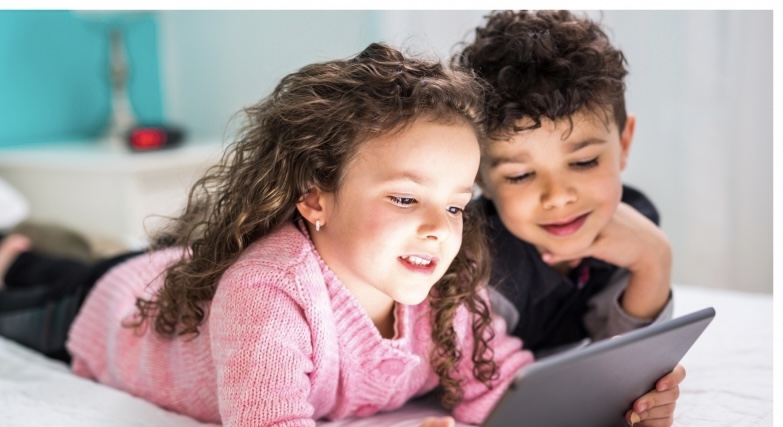 خلال ولوجهم العالم الافتراضي.. كيفاش نحميو وليداتنا من الأخبار الزائفة؟