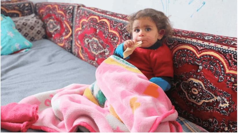 توفي أغلب أفراد عائلتها في الزلزال المدمر.. طفلة سورية تُبكي العالم (صور)