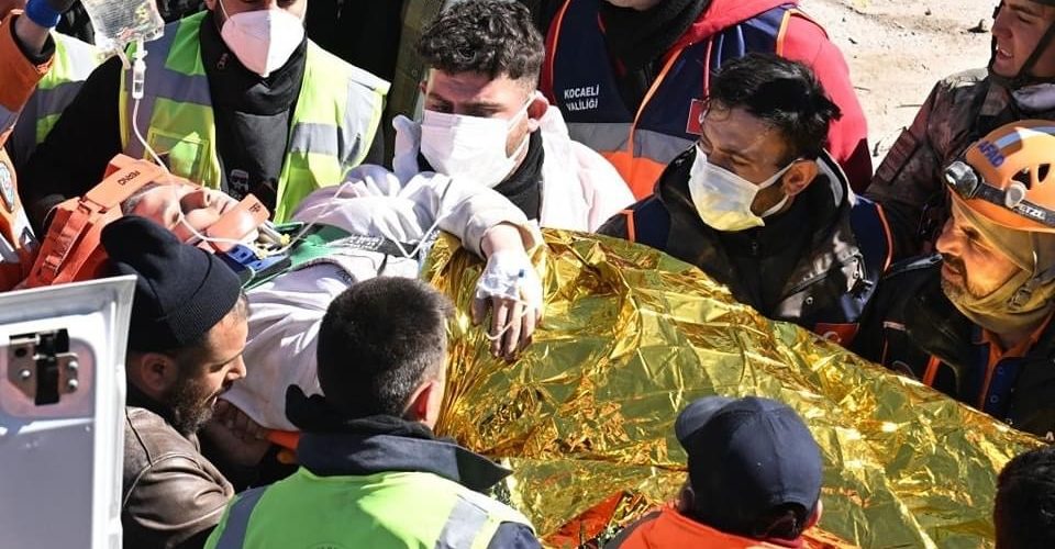 بعد 11 يوما على الزلزال المدمر.. إنقاذ شابة من تحت الأنقاض في تركيا