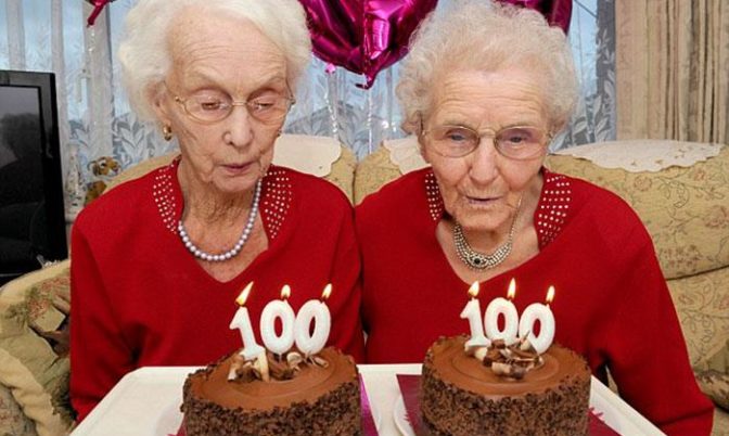 مع 50 حفيد.. توأم يحتفل بعيد ميلاده الـ100