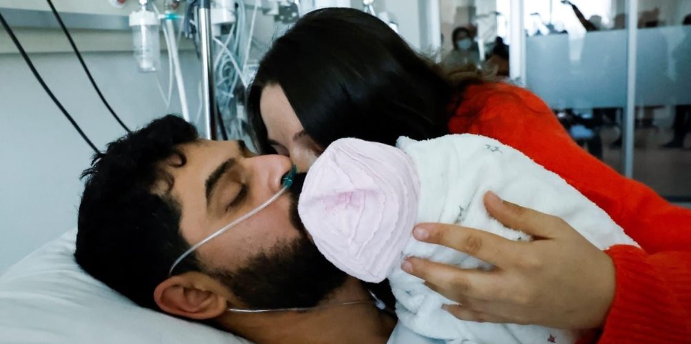 بعد أن قضى 261 ساعة تحت الأنقاض.. رجل تركي يجد في استقباله ابنته التي ولدت بعد الزلزال