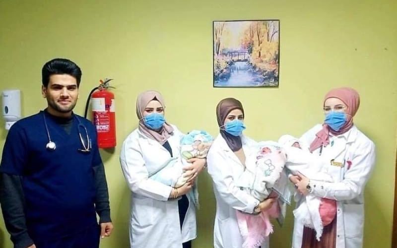 ظل ينتظر 50 عاماً.. رجل سبعيني يرزق بثلاثة توائم (صورة)