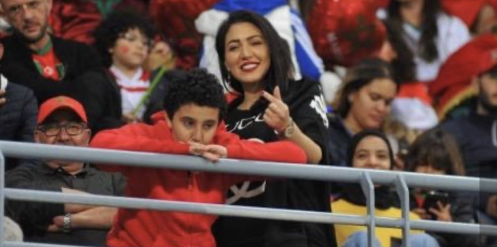 رفقة ابنها.. أسماء لمنور في طنجة لتشجيع أسود الأطلس أمام البرازيل (صور)