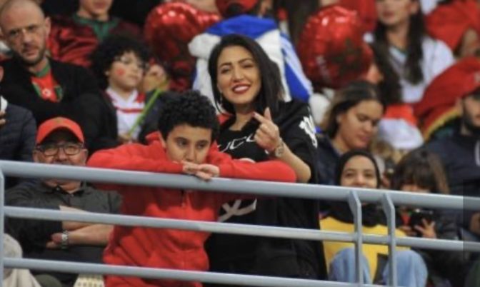 رفقة ابنها.. أسماء لمنور في طنجة لتشجيع أسود الأطلس أمام البرازيل (صور)