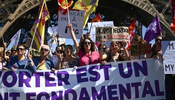 باريس.. إيمانويل ماكرون يعلن إدراج حق النساء في الإجهاض في الدستور