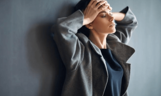 يعزز العلاقات العاطفية والحب.. طبيب نفسي يكشف فوائدا للقلق