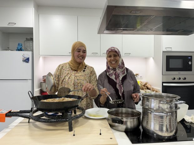 كاتالونيا.. مغربيات يقدمن وجبة الإفطار لـ150 صائم في رمضان في إسبانيا (صور)