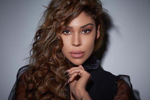 من أصول مغربية.. لاروسي تفوز بلقب نجمة الفن والاستعراض في الشرق الأوسط وشمال إفريقيا