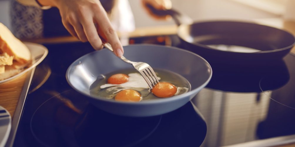 قد تصاب بمرض خطير.. تحذيرات من طهي البيض بشكل خاطئ