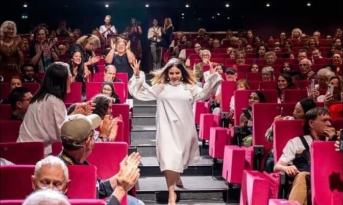 حضور نسائي مغربي في « كان ».. المخرجة أسماء المدير تعرض فيلمها الوثائقي « كذب أبيض » (صور)