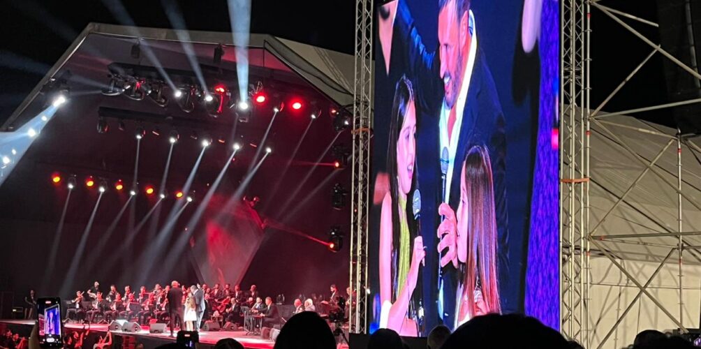غنتا معه « عيد العشاق ».. حفيدتا كاظم الساهر معه في حفله في البيضاء (صور)