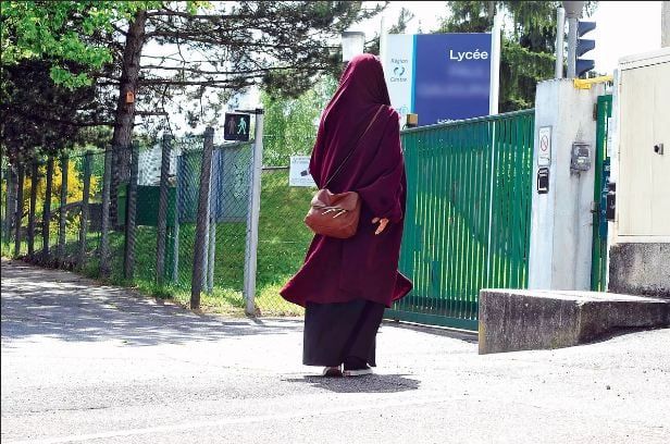 فرنسا.. وزير التربية يقرر منع ارتداء العبايات في المدارس