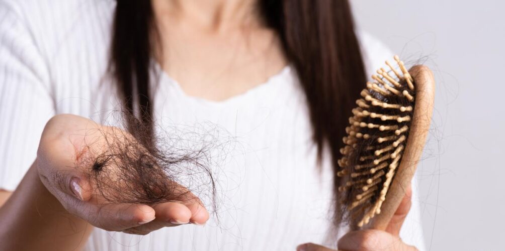 مشكل تعاني منه عدة نساء.. 5 مكونات في المطبخ تساعد على الحد من تساقط الشعر