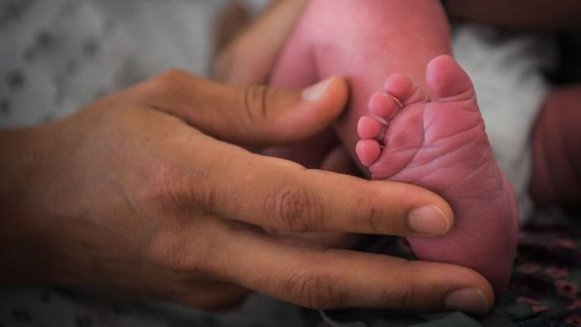 مقابل  » آيفون » وآلاف الدولارات.. السلطات العراقية تحبط عملية بيع طفل رضيع من قبل والده