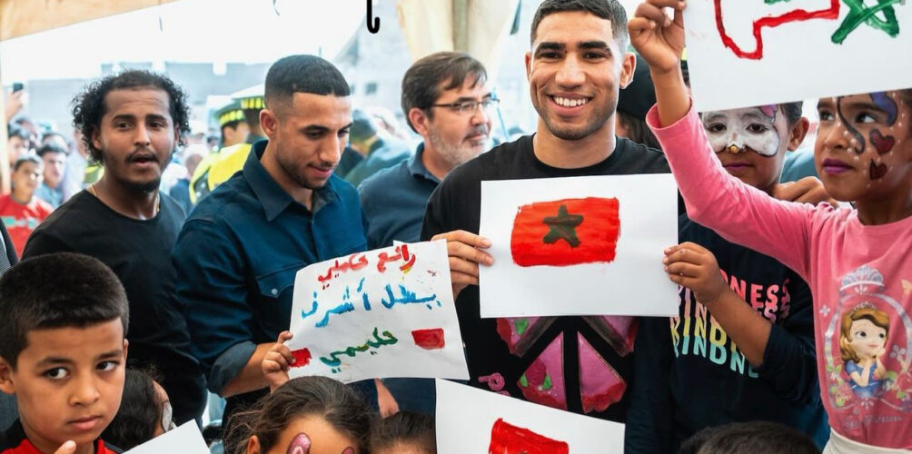أدخل الفرحة إلى قلوبهم.. أشرف حكيمي يزور أطفالا متضررين من زلزال الحوز (صور)