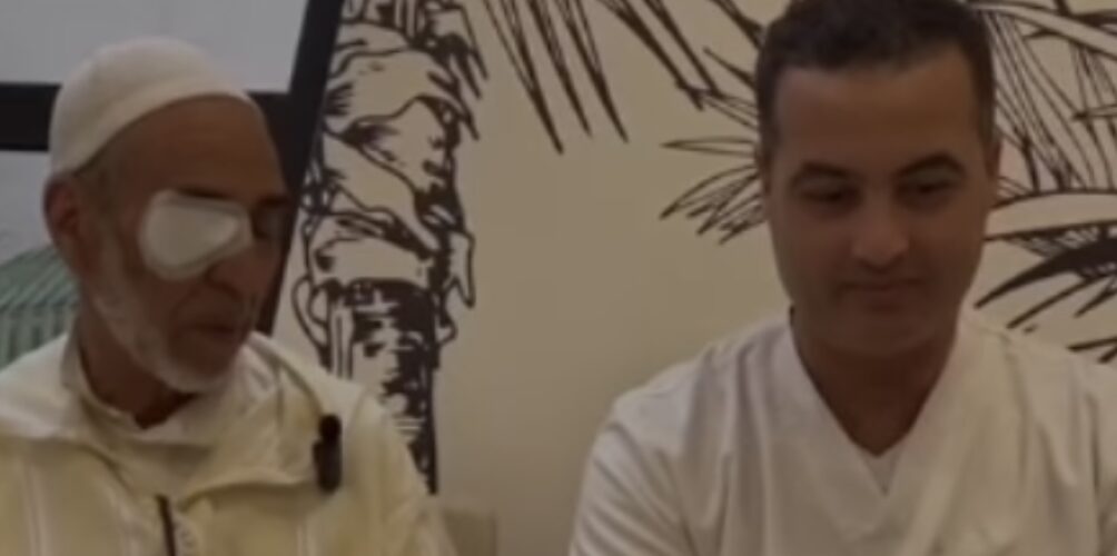 لم يمنعه ضعف البصر من التوقف عن عمله.. إمام ينجح بعد 33 عاما في إجراء عملية تصحيح النظر