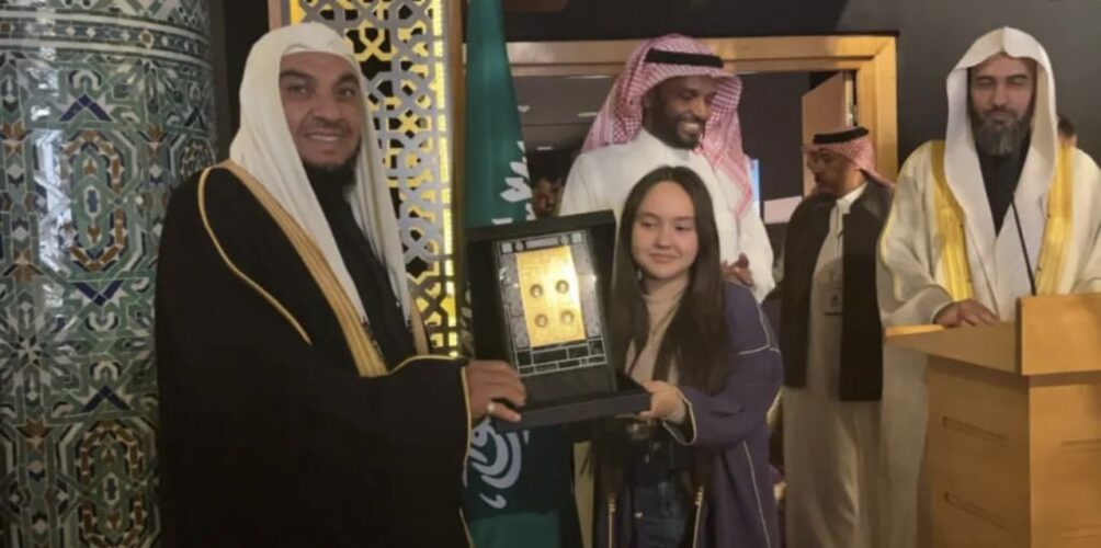 معرض « جسور ».. وزارة الشؤون الإسلامية والدعوة والإرشاد السعودية تُكرم مريم أمجون